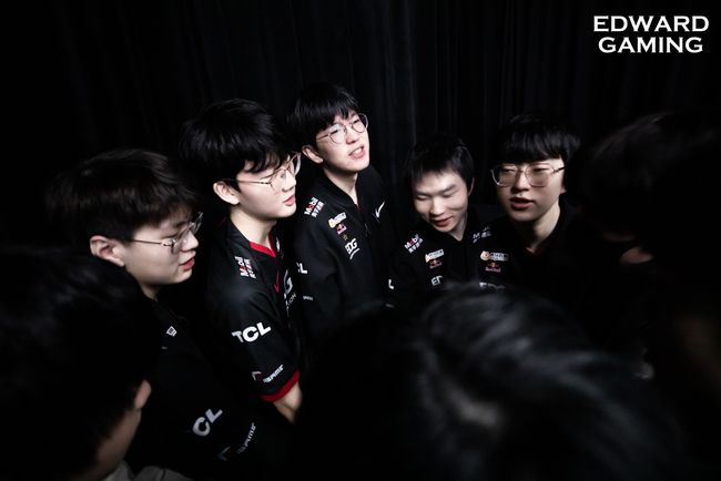 泰州队“苏超”冠军奖杯开启全市巡展，第一站在海陵老街